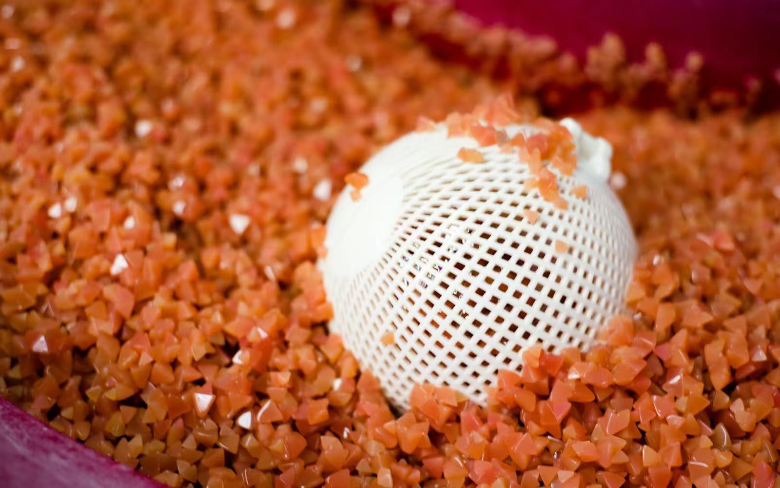 Как улучшить внешний вид деталей Узнайте о разнообразии видов отделки поверхности и материалов, позволяющих создавать эстетически привлекательные детали, изготовленные по индивидуальному заказу.